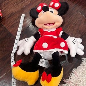 Disney Minnie Mouse 15” adorable plush stuffed animal in excellent condition